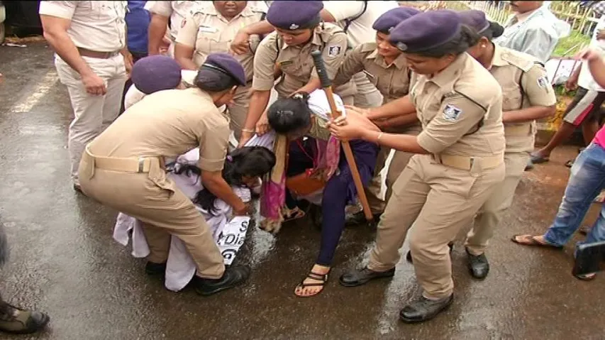 Agitating DMLT, DMRT students scuffle with cops in Bhubaneswar