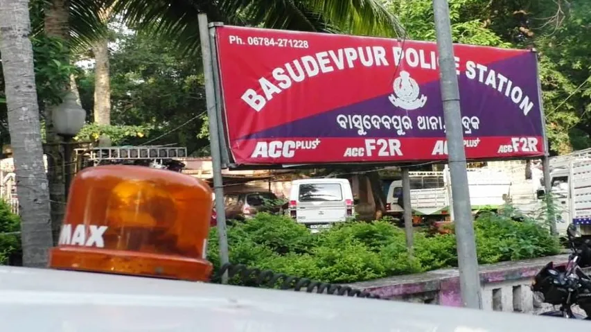 Locals thrash IIC, ransack police vehicle; 23 detained