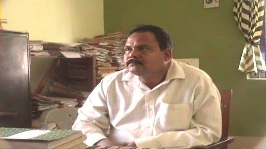 Health Supervisor caught taking bribe