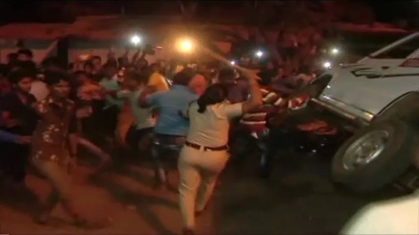 Courageous lady inspector single-handedly disperses violent mob