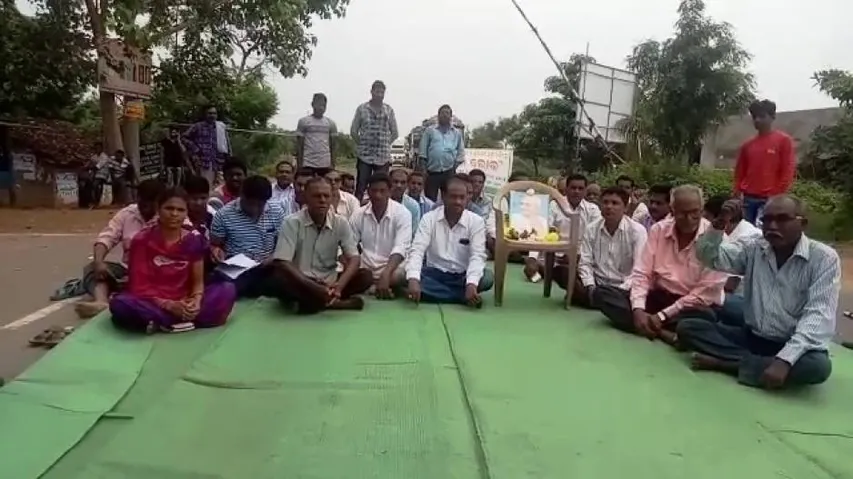 Kalahandi farmers hit streets demanding crop insurance