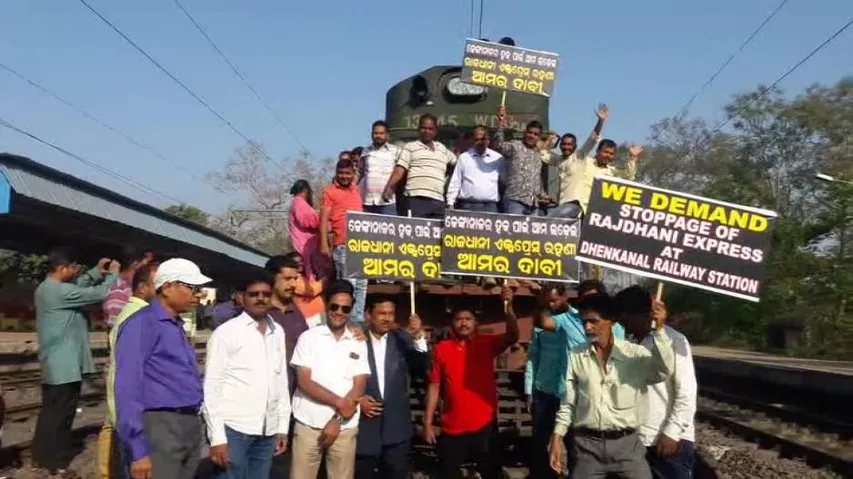 Rail-roko disrupts train movement in Dhenkanal