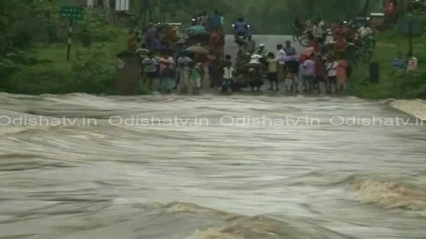 Bridges in Malkangiri submerge following incessant rains; hundreds stranded