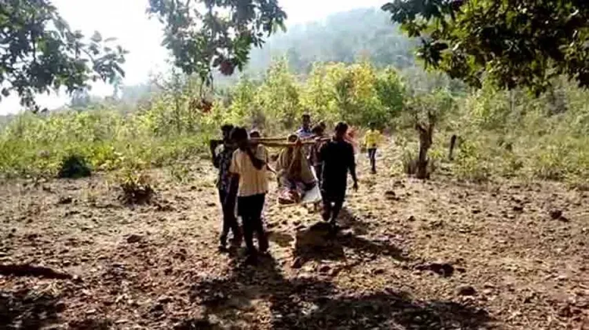 Expectant mother carried on cot, delivers baby on roadside