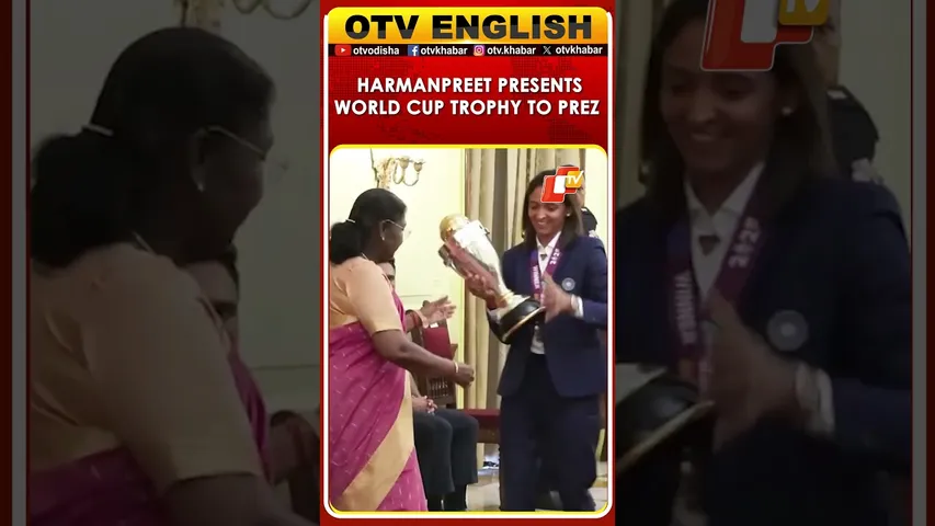 Captain Harmanpreet Kaur Presents ICC Women’s World Cup Trophy To President Droupadi Murmu
