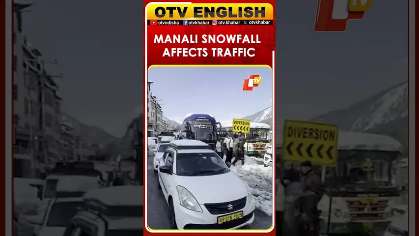 Heavy Snowfall Affects Traffic In Manali, Tourists Advised Caution