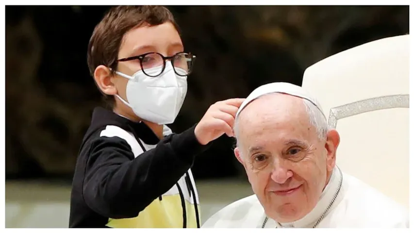 10-yrs boy tries to steal pop Francis' cap , video wins heart !