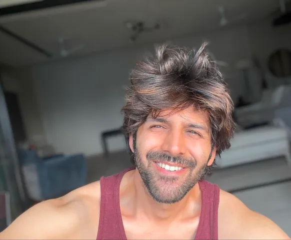 Kartik Aaryan sets the weekend mood right with an adorable selfie!