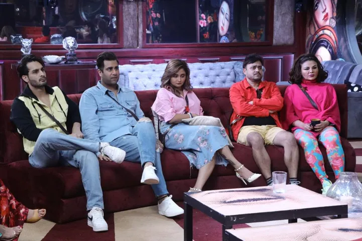 Non-VIPs take each other on in the verbal battleground for survival tonight on COLORS’ ‘BIGG BOSS’!