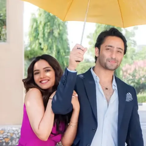 Shaheer Sheikh & Jasmin Bhasin bring this year’s monsoon love anthem; ‘Iss Baarish Mein’ for their fans.