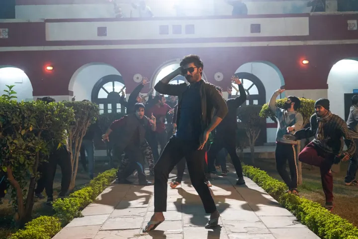 Atrangi Re's Little Little sung by Dhanush makes a big, big splash today!