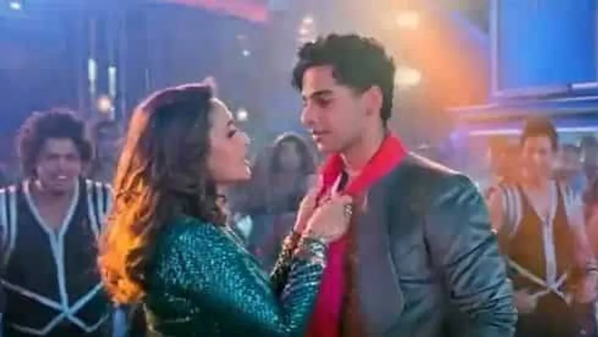Sidharth Malhotra And Ishaan Khatter Third Wheeling With Madhuri Dixit And Her Dupatta!