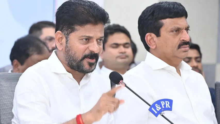కేబినెట్ విస్తరణపై సీఎం రేవంత్ రెడ్డి క్లారిటీ ఇచ్చారు. మహారాష్ట్ర ఎన్నికల తర్వాత కేబినెట్ విస్తరణ ఉంటుందన్నారు. ఏఐసీసీతో తనకు ఎలాంటి గ్యాప్ లేదన్నారు. ఈ రోజు మీడియా చిట్ చాట్ లో అనేక విషయాలను రేవంత్ పంచుకున్నారు.  రాష్ట్రంలో తానే ఏఐసీసీని అని అన్నారు. మూసీ ప్రాజెక్టుపై రోజుకు 8 గంటలు పని చేస్తున్నాన్నారు. నవంబర్‌ మొదటి వారంలో మూసీ పునరుజ్జీవం టెండర్లు ఉంటాయన్నారు. తొలివిడతలో బాపూ ఘాట్‌ నుంచి 30 కిలోమీటర్లు పునరుజ్జీవ ప్రక్రియ ఉంటుందన్నారు. ఈన వర్కింగ్ స్టైల్ రాజమౌళి స్టైల్‌లో ఉంటుందన్నారు. రామ్‌ గోపాల్ వర్మ స్టైల్‌లో వెళ్లమంటే నేను వెళ్లన్నారు. పీపీపీ విధానంలో మూసీ ప్రక్షాళన ఉంటుందన్నారు. 140 కోట్లతో డీపీఆర్ తయారీకి ఆదేశాలిచ్చామన్నారు. పునురుజ్జీవంపై త్వరలోనే అఖిలపక్ష భేటీ ఉంటుందన్నారు. మూసీ విషయంలో వెనుకడుగు వేసే ప్రసక్తే లేదన్నారు. 33 బృందాలతో ఇప్పటికే సర్వే నిర్వహించామన్నారు. మూసీ నిర్వాసితులకు ఫ్రీ ఎడ్యూకేషన్ అందిస్తామన్నారు. ఇంకా అన్ని సదుపాయాలు కల్పిస్తామన్నారు. 