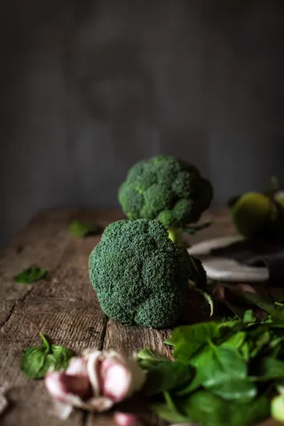 broccoli-on-wooden-table-2023-11-27-05-27-04-utc (1)