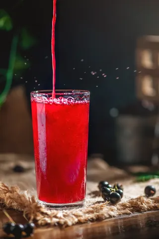 fruit-juice-of-berries-in-a-glass-transparent-glas-2023-11-27-05-11-03-utc (1)