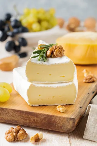 stack-camembert-cheese-with-grapes-walnuts-and-ba-2024-09-18-23-32-05-utc (1)