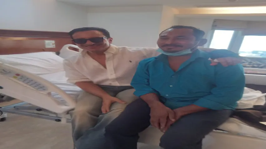 Actor Saif Ali Khan meets auto driver Bhajan Singh Rana