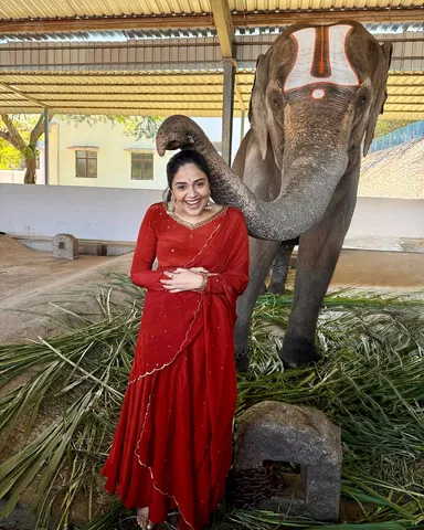 anchor sreemukhi  tirumal  photos