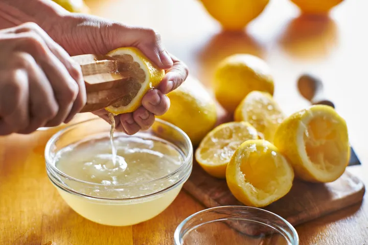 Remedy with lemon juice
