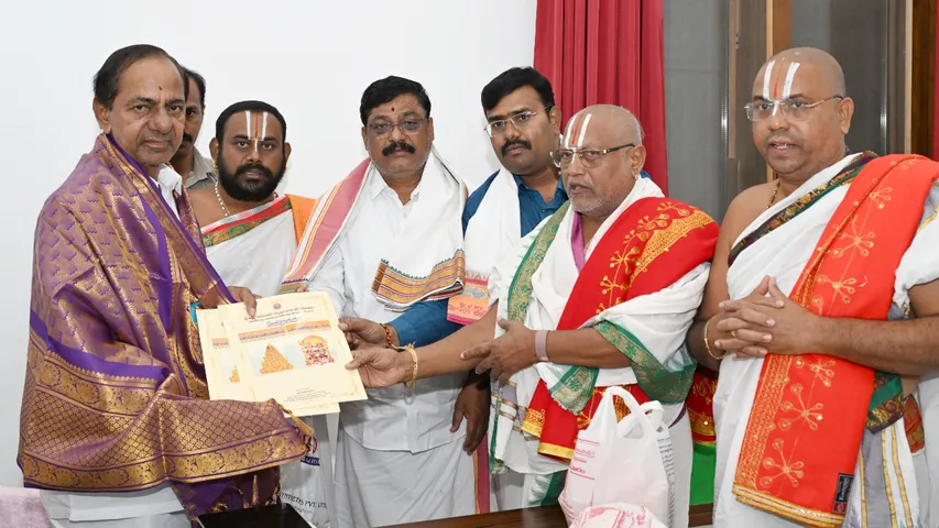 KCR With Temple Priests