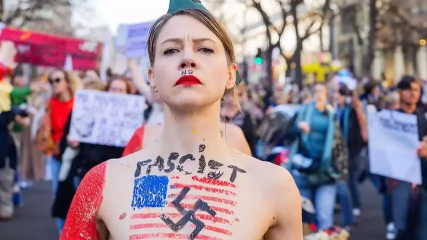 Paris Topless