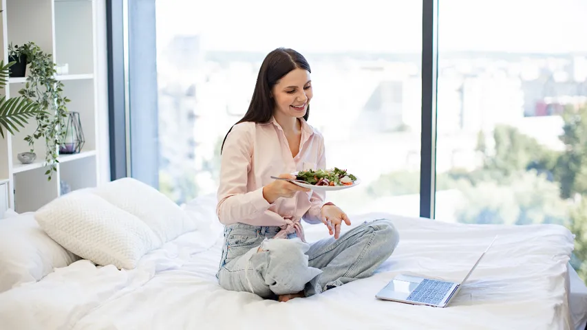 eat sitting on bed