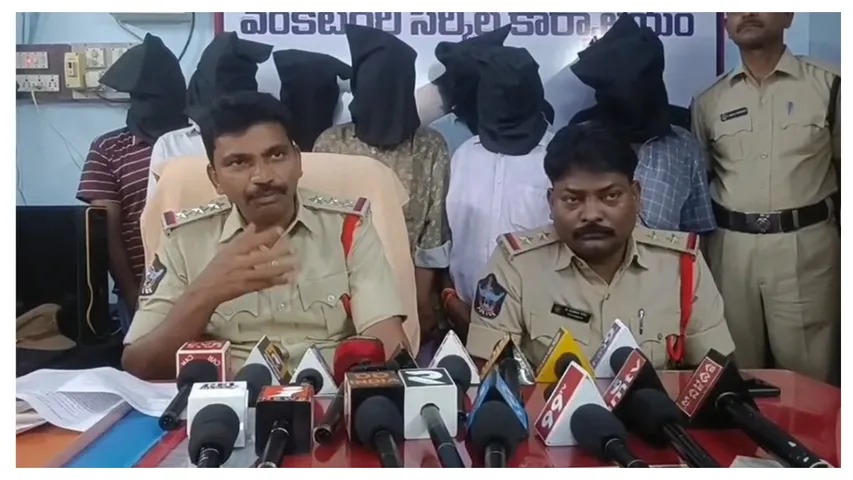Police arrest people gambling