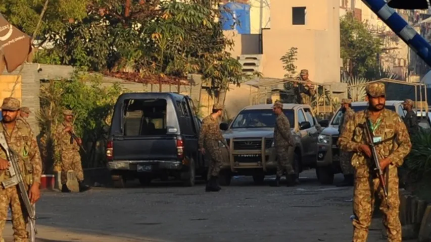 Suicide attack kills 16 soldiers in Pakistan