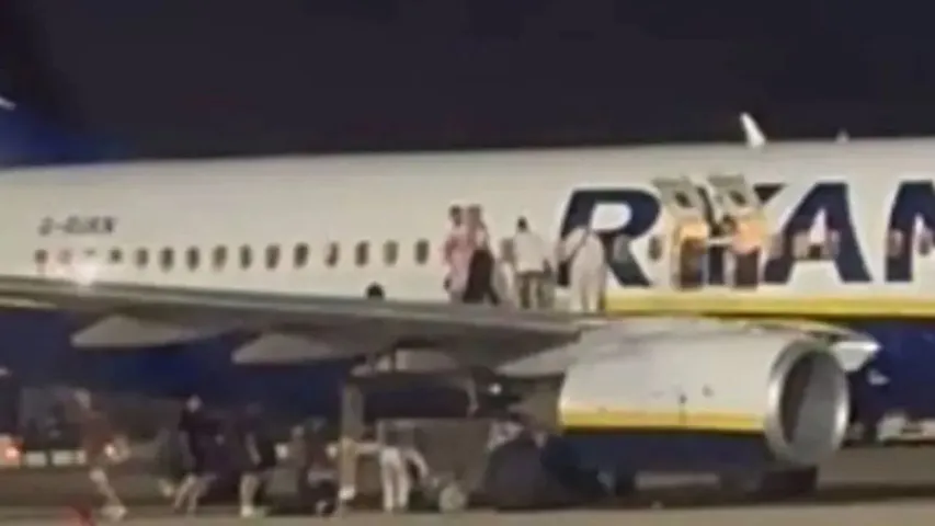 Spanish airport Ryanair plane 18 injured after fire breaks out