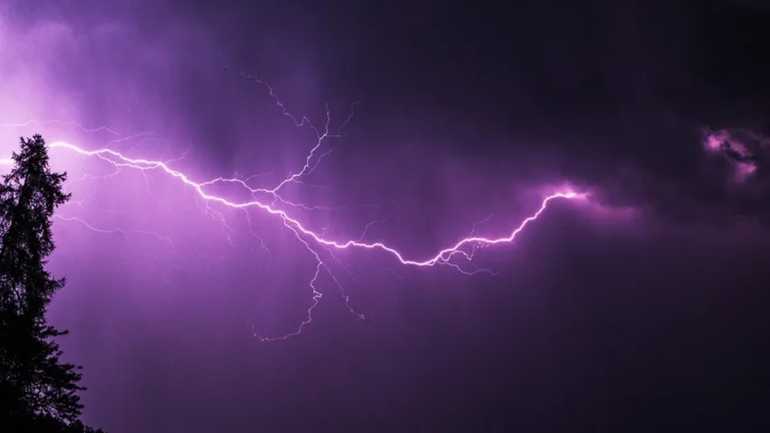 829 kilometres lightning megaflash recorded in US by satellites is the longest yet
