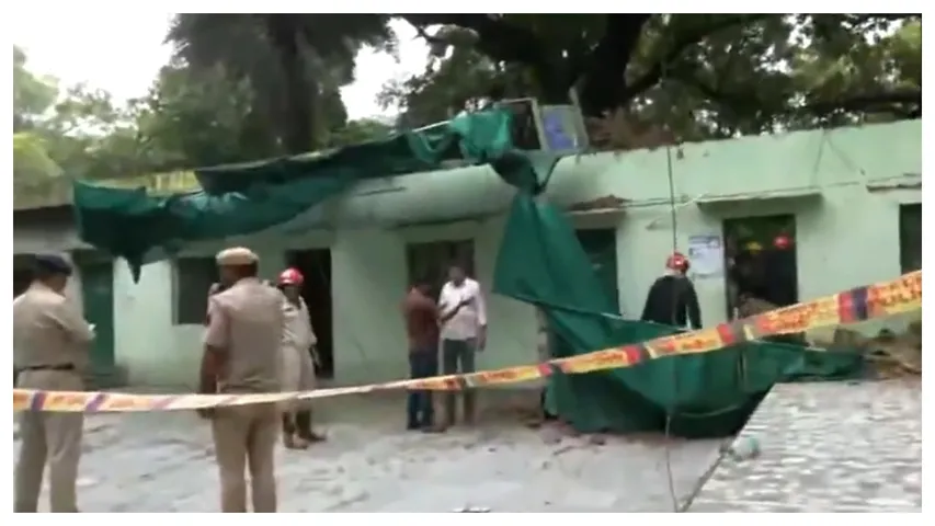 Historic building collapses in Delhi