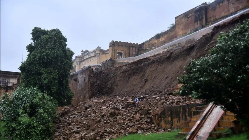 wall collapses at Amer Fort