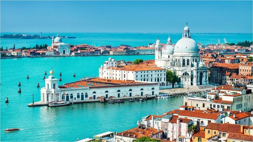Italy to slap tourists with heavy fines for bad behaviour