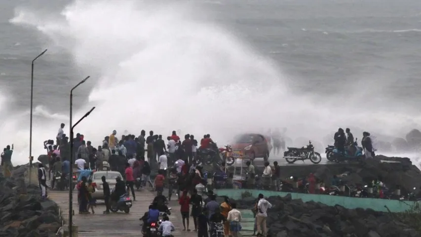 Cyclone to Cross Andhra Coast Near Kakinada on Oct 28