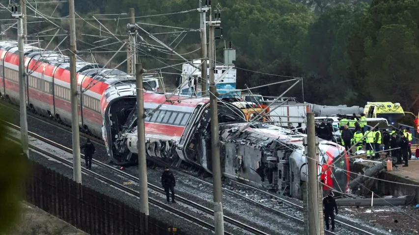 Spain train crash, At least 39 dead