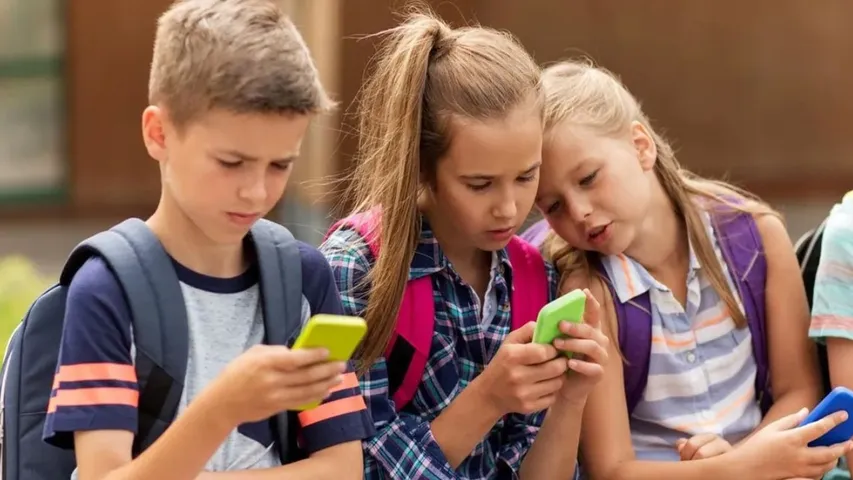 Spain joins Australia to ban teens from using social media