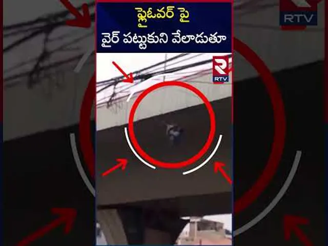 ఫ్లైఓవర్ పై వైర్ పట్టుకుని వేలాడుతూ | Drunk Man Hulchul At PVNR Flyover | RTV
