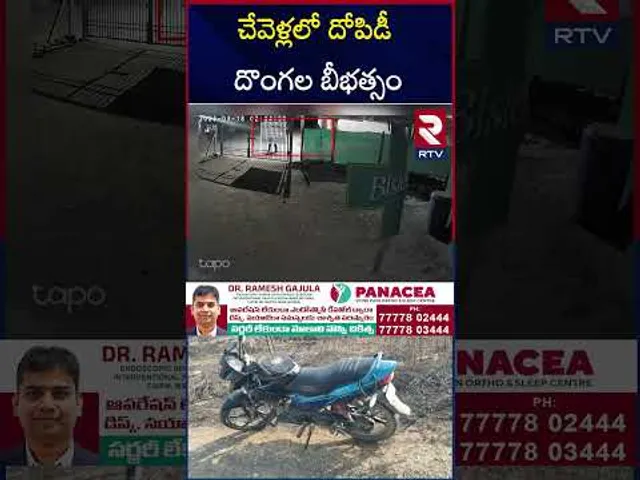 రంగారెడ్డి జిల్లాలో ముసుగు దొం*గల హల్ చల్.. | Ro*bbery in Chevella | CCTV Visuals | RTV