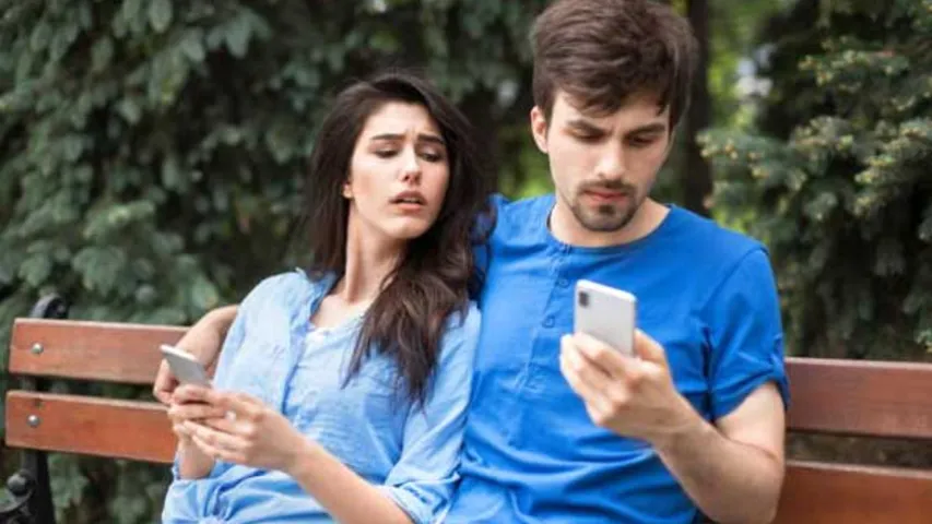 Relationship: మీ భాగస్వామి ఫోన్‌ను పదేపదే చెక్‌ చేస్తున్నారా?