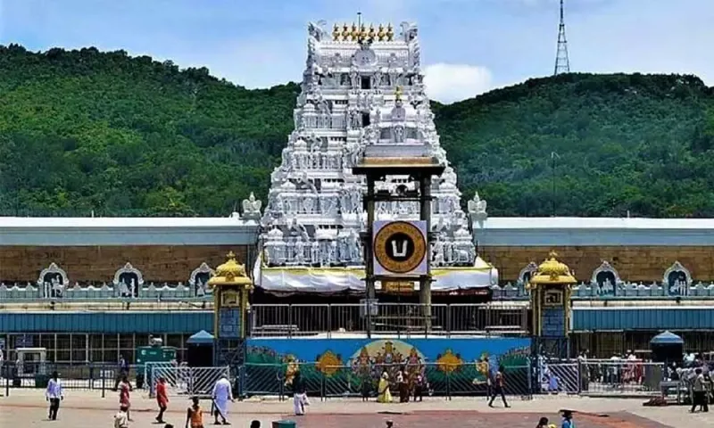 Tirumala: తిరుమలకు పోటెత్తిన భక్తులు..క్యూల్లో గంటల సమయం