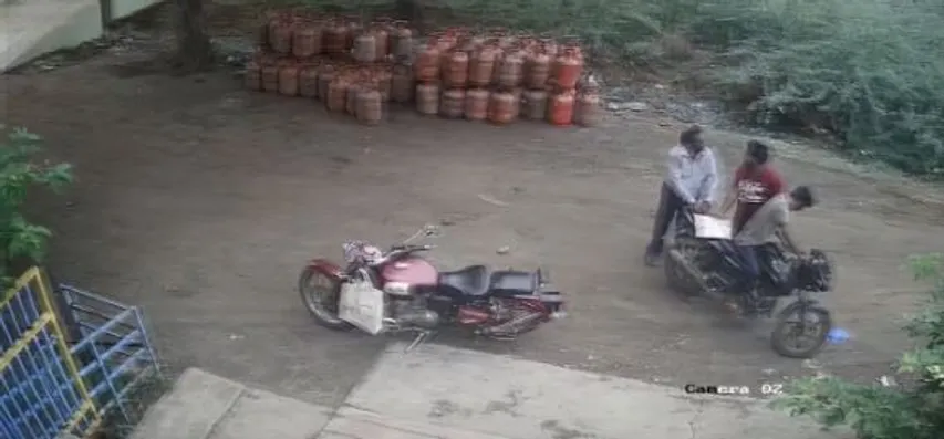 మైలవరంలో సెల్ ఫోన్ దొంగలు