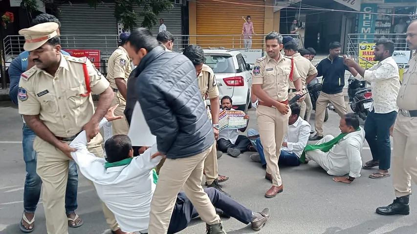 హెల్త్ డైరెక్టర్ శ్రీనివాసరావు అవినీతిపై చర్యలు తీసుకోవాలి