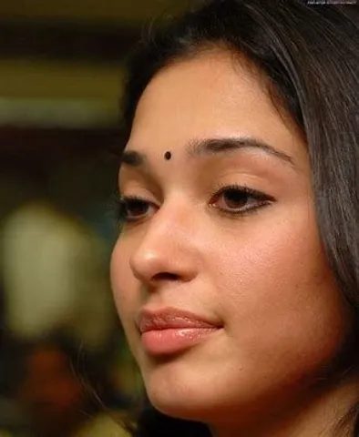 అభిమాని చేసిన పనికి భావోద్వేగానికి గురైన హీరోయిన్ తమన్నా..!