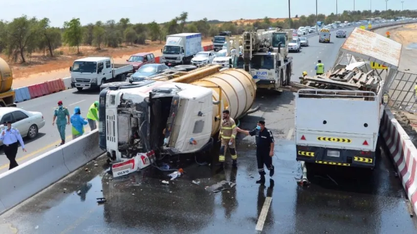 దుబాయ్‎లో ఘోర రోడ్డు ప్రమాదం..భారతీయుడు సహా సహా నలుగురు మృతి..!!
