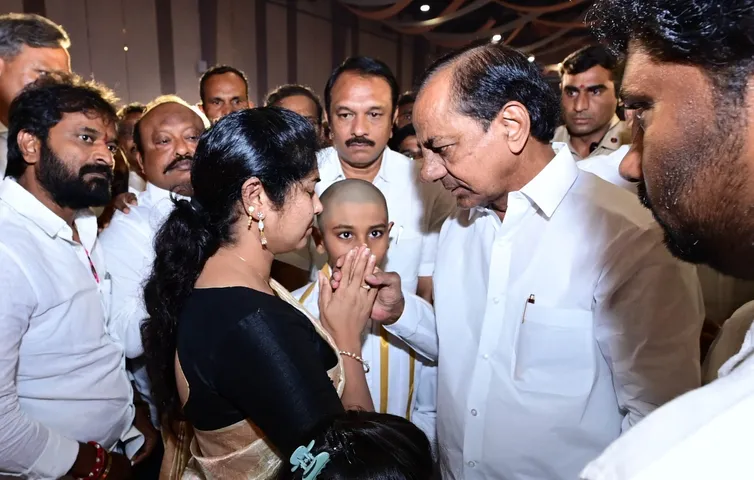 సాయిచంద్ చిత్రపటానికి పూలమాల వేసి నివాళులార్పించిన సీఎం కేసీఆర్