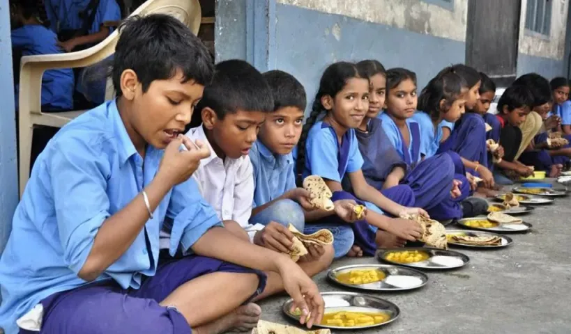 మధ్యాహ్న భోజనం తిని 14మందికి అస్వస్థత,  ఆసుపత్రి పాలైన 8మంది చిన్నారులు..!!