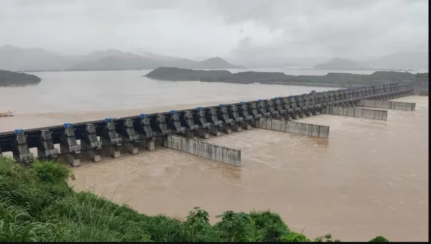 పోలవరం వద్ద పెరుగుతున్న గోదావరి.. వదర నీటిలో పలు గ్రామాలు