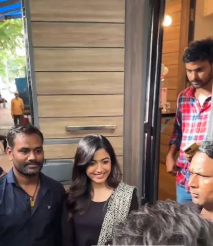 రష్మికాకు ఊహించని షాకిచ్చిన అభిమాని.. ఫోన్ లాక్కున్నట్లు ప్రచారం