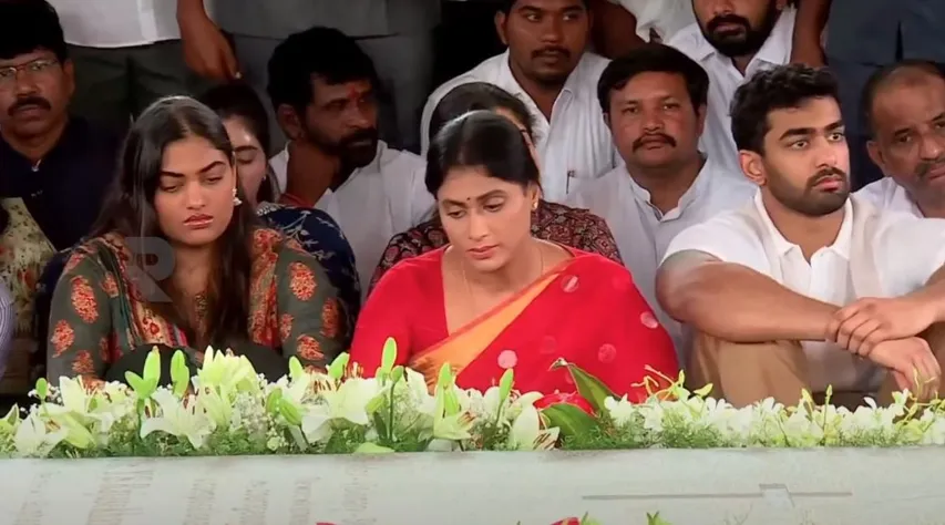 వైఎస్‌ఆర్‌కి షర్మిల నివాళులు..పార్టీ విలీనంపై కీలక ప్రకటన