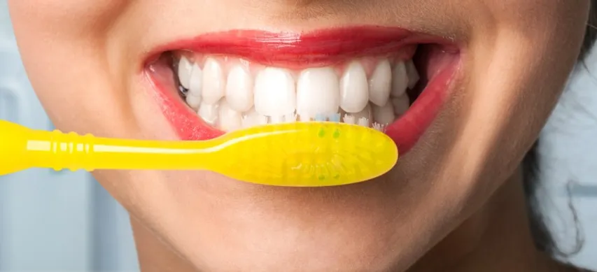 మీ దంతాలు ముత్యాల్లా మెరవాలంటే..ఈ టిప్స్ ఫాలో అవ్వండి..!!